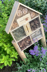 Vrijstaand insectenhotel op paaltjes - 8 x 45 x 58 cm.
